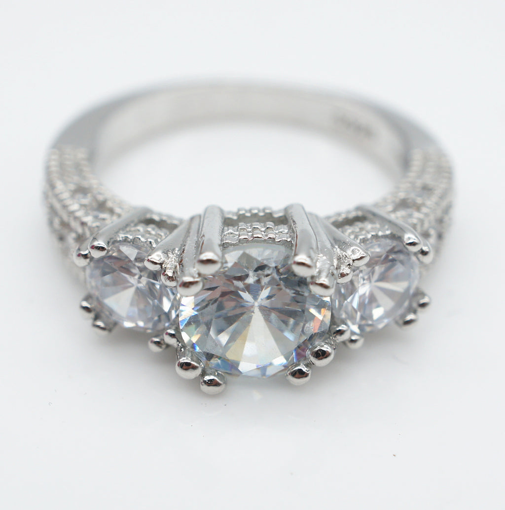 Elegant European Style Engagement Ring with Sparkling Zircon