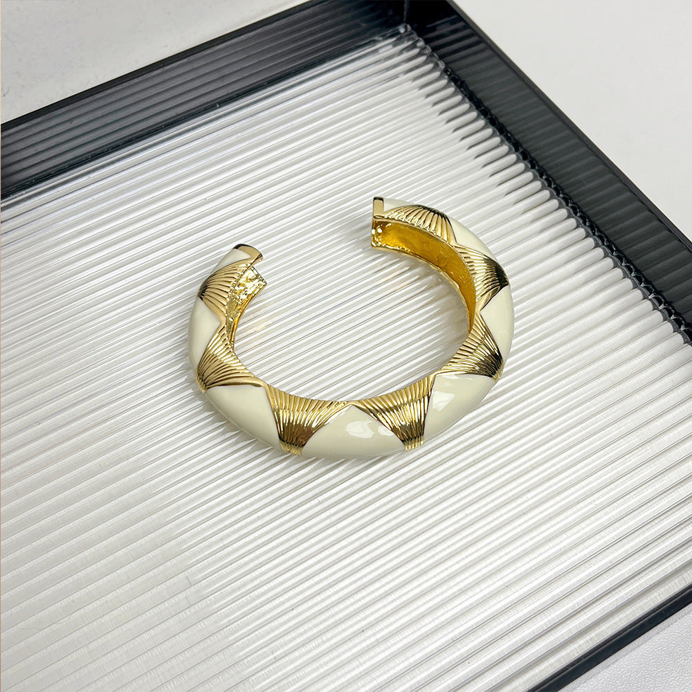 Französisches Retro-Ovalarmband mit Tropfenform aus schwarzem Gold und Emaille, exklusiv und stilvoll.