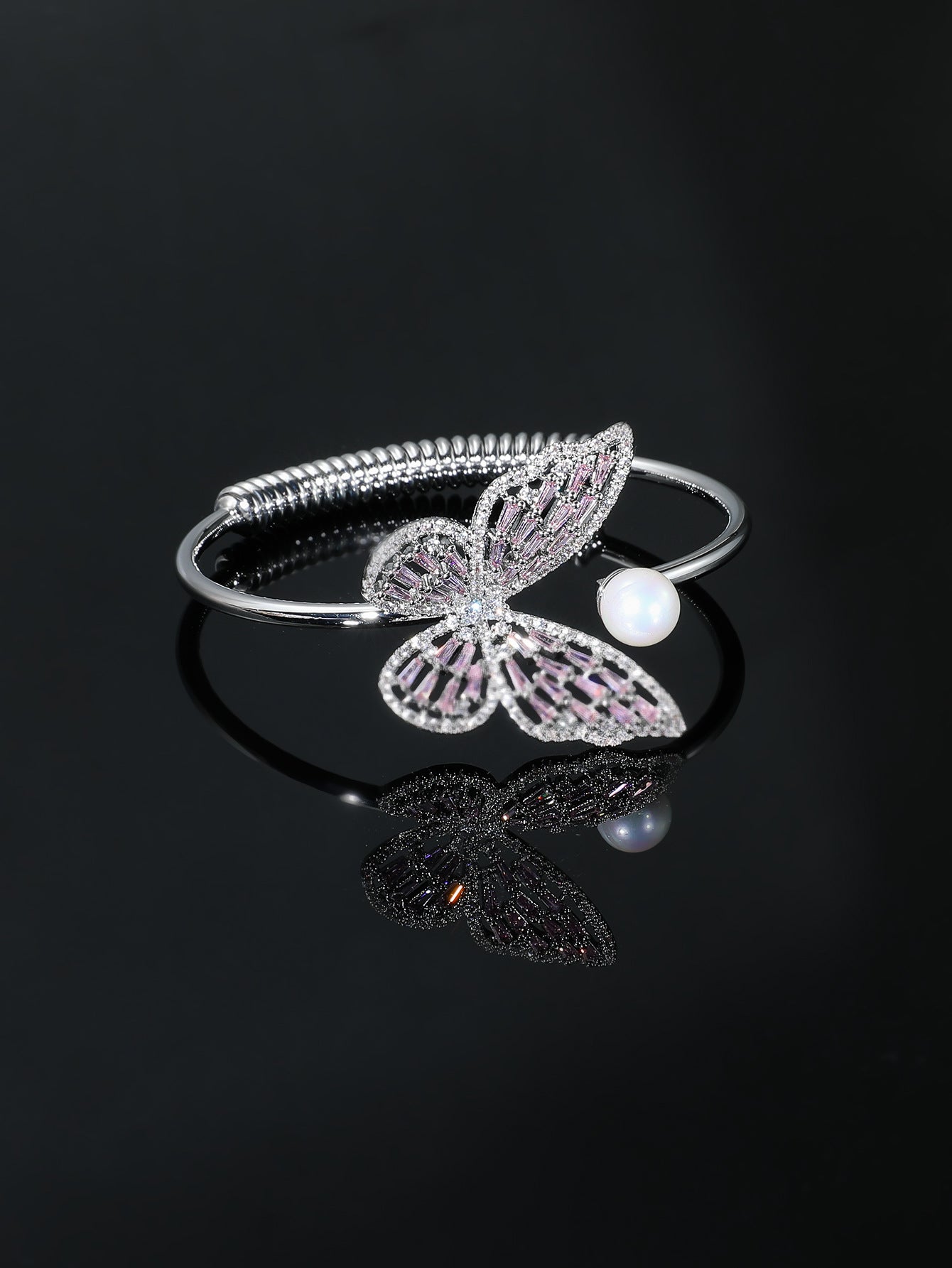 Women's fashion, openwork vintage bracelet