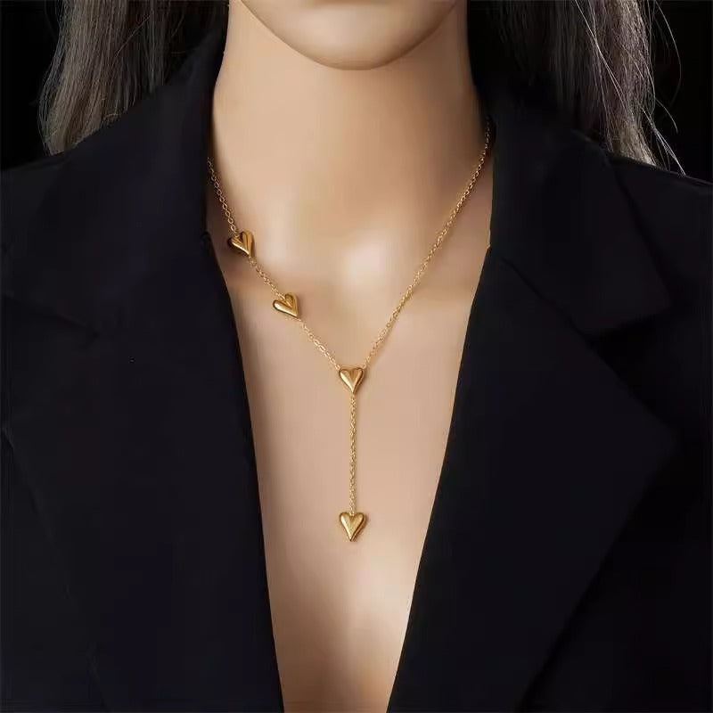 Herz Quasten Halskette aus Titanstahl – Eleganter Damen Schmuck mit modernem Charme