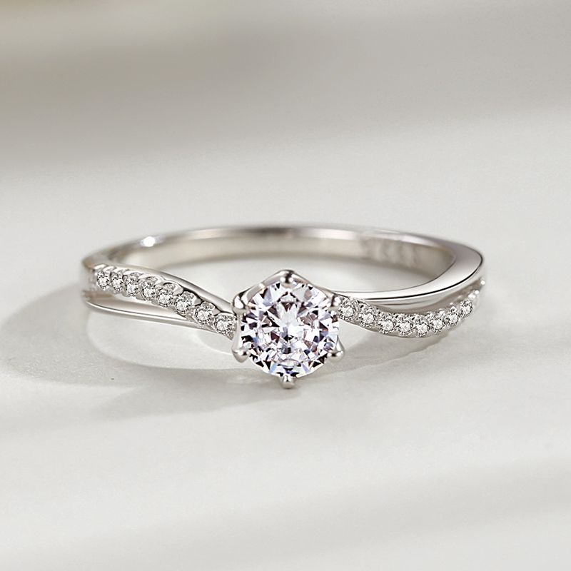 Eleganter 925 Sterling Silber Ring mit gedrehter Fassung & Zirkonstein