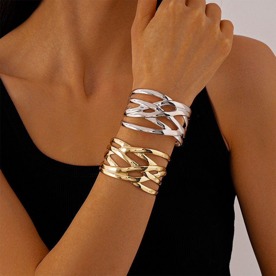 Fashionable multi-layered shiny bracelet with geometric pattern for women