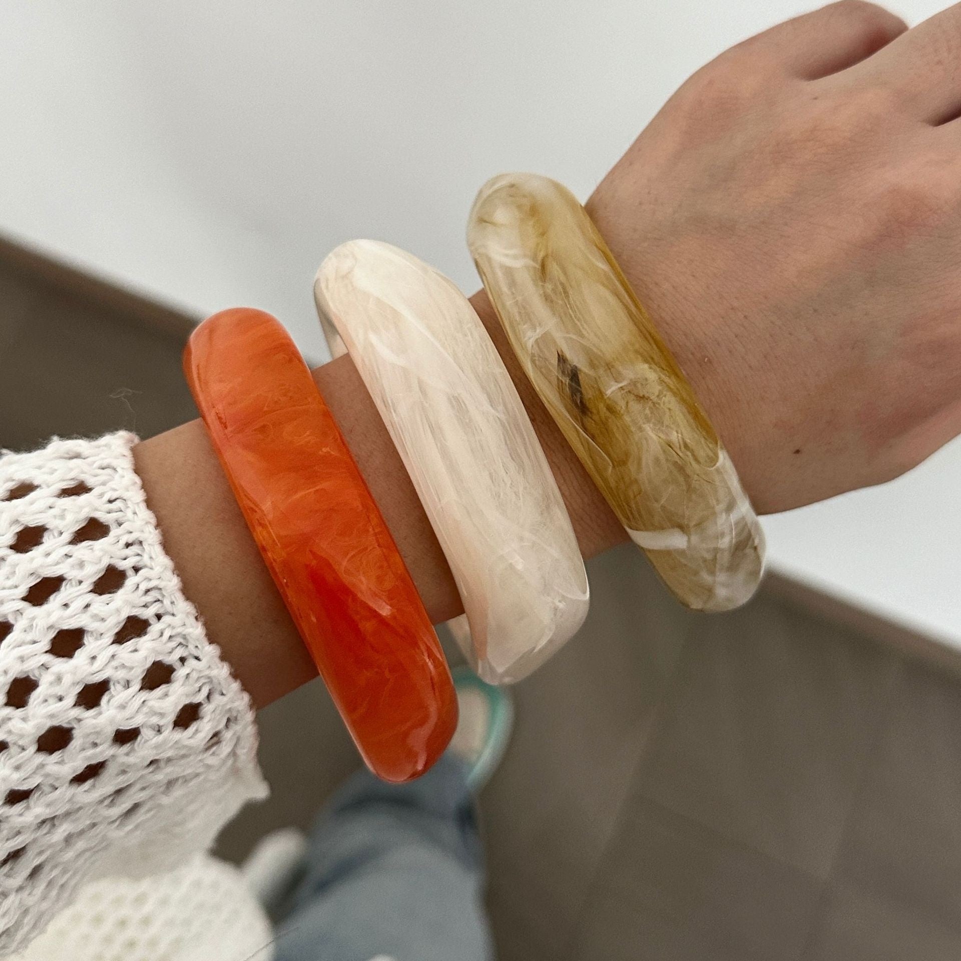 Europäisches und amerikanisches, extravagantes Acryl-Armband im angesagten Stil mit unregelmäßigem, durchscheinendem Design