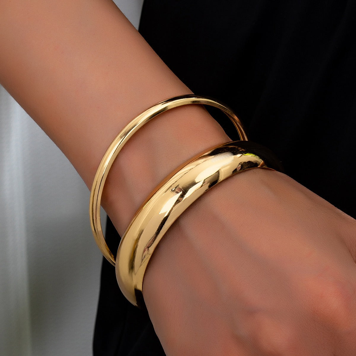 Extravagant Minimalist Traditional High-Gloss Bracelet
