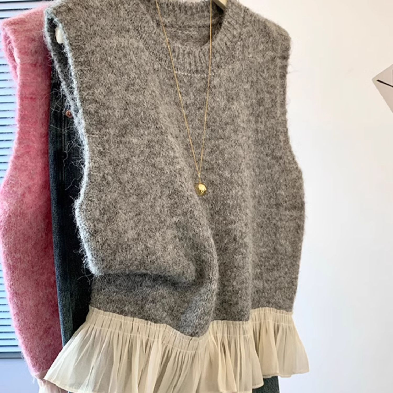 Damen Strickweste mit Rüschen – Einfarbig, Weich & Femininer Stil