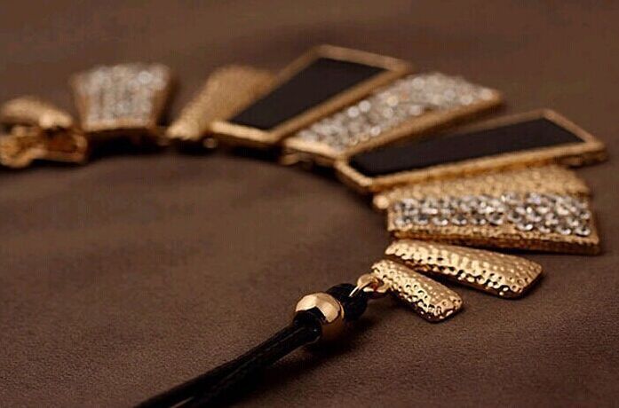 Extravagant Geometric Necklace – Matte Design with Leather Cord in Statement Style
