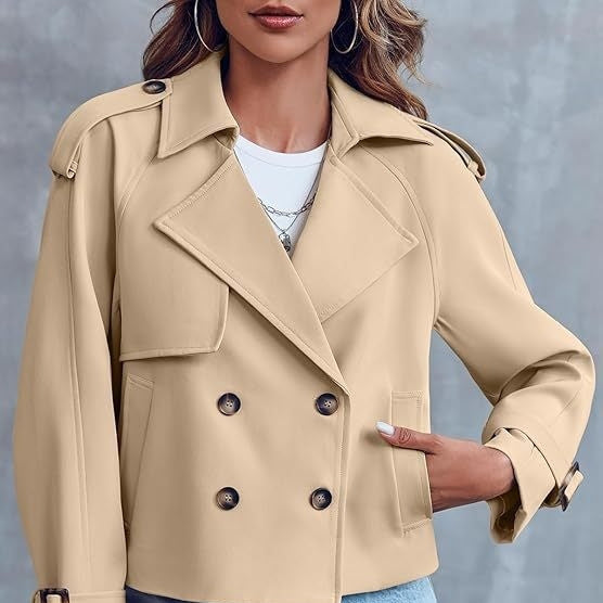 Basierend auf aktuellen Modetrends und klassischen Doppelreiher-Trenchcoat-Designs.