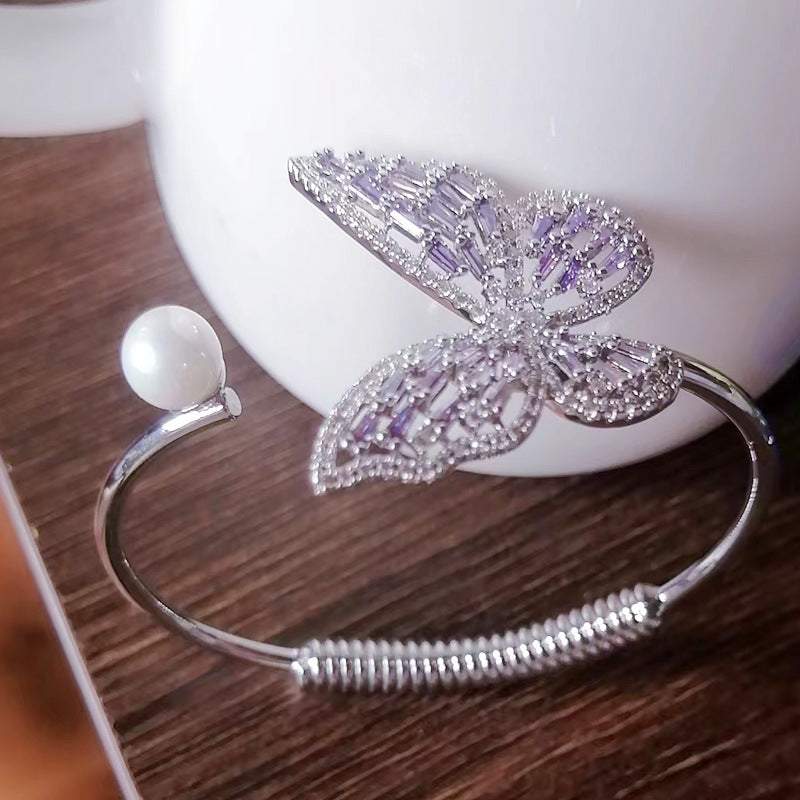 Women's fashion, openwork vintage bracelet