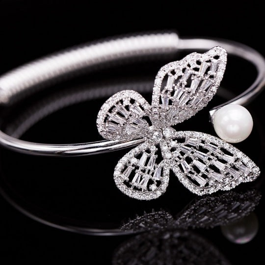Women's fashion, openwork vintage bracelet