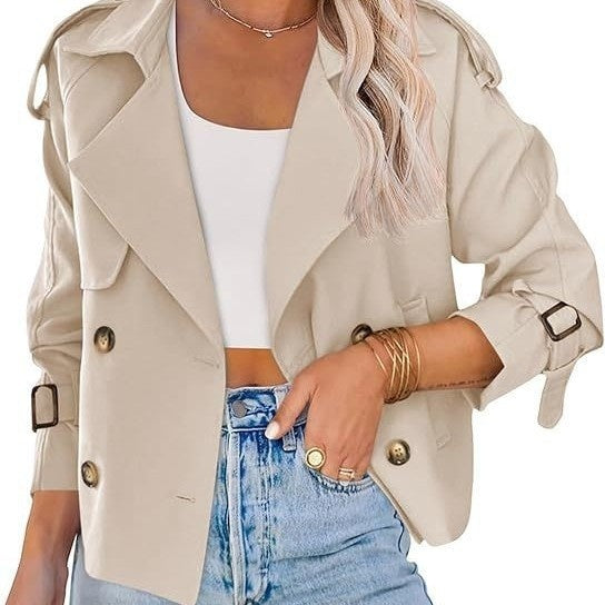 Basierend auf aktuellen Modetrends und klassischen Doppelreiher-Trenchcoat-Designs.