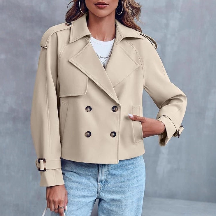 Basierend auf aktuellen Modetrends und klassischen Doppelreiher-Trenchcoat-Designs.