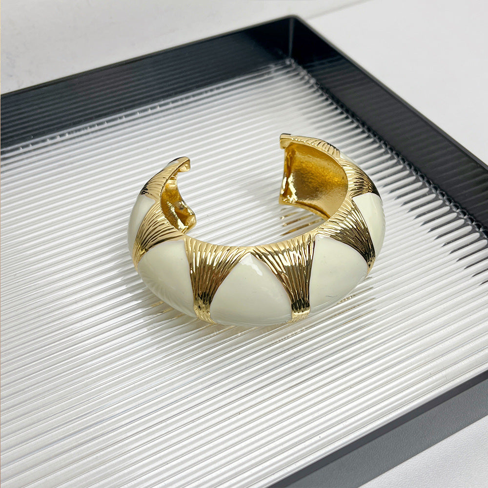 Französisches Retro-Ovalarmband mit Tropfenform aus schwarzem Gold und Emaille, exklusiv und stilvoll.