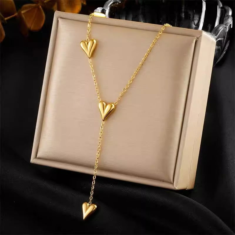 Herz Quasten Halskette aus Titanstahl – Eleganter Damen Schmuck mit modernem Charme