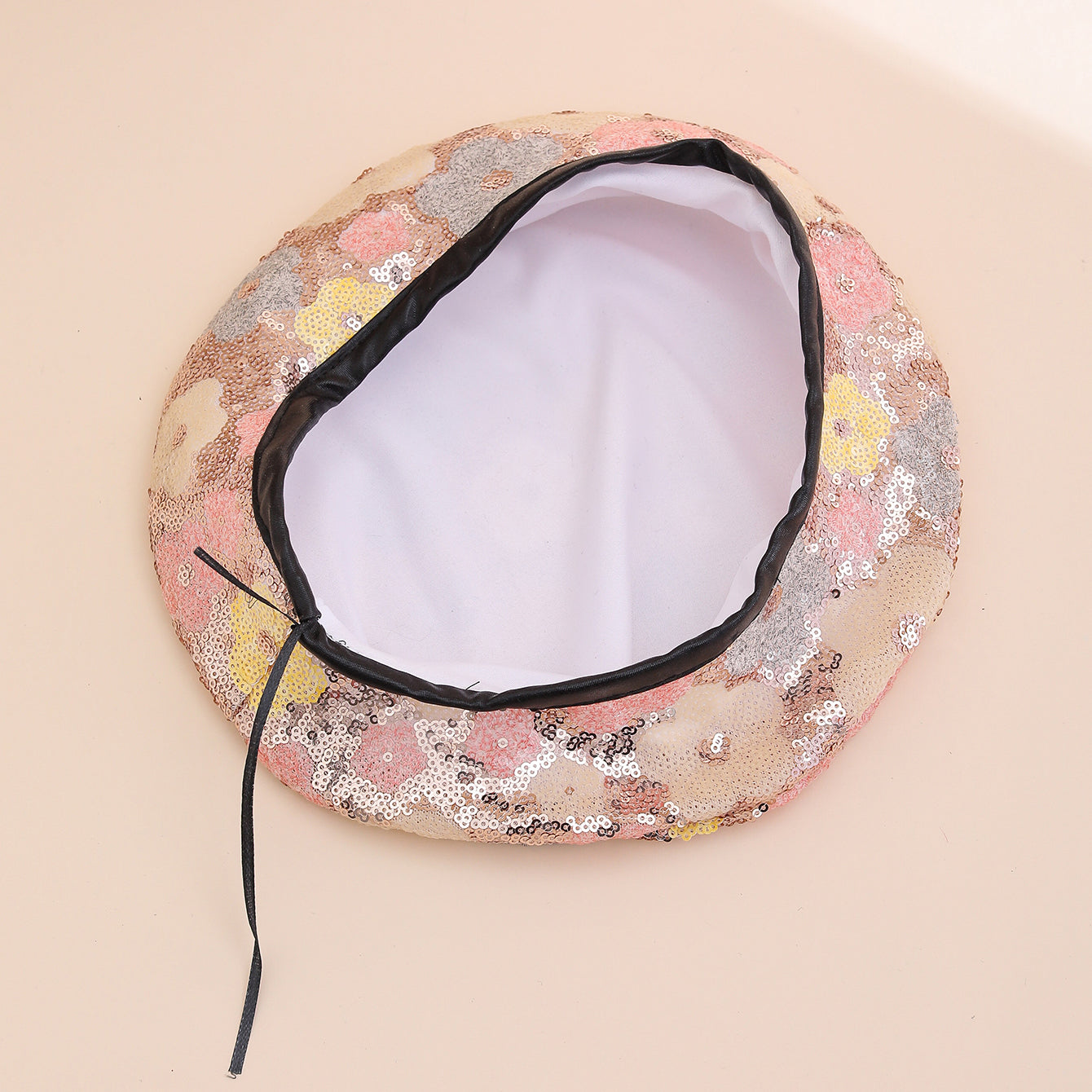 Elegantes Damen Barett mit Paillettenblume – Trendige Baskenmütze