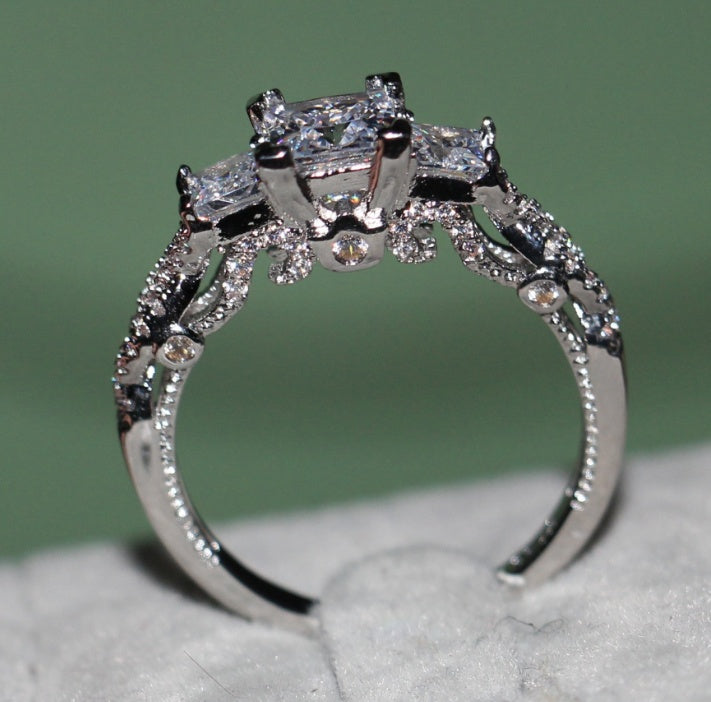 Klassischer Damenring in Roségold mit quadratischem Zirkon