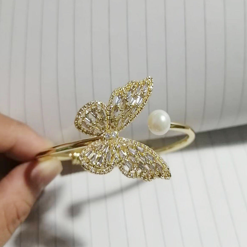 Women's fashion, openwork vintage bracelet