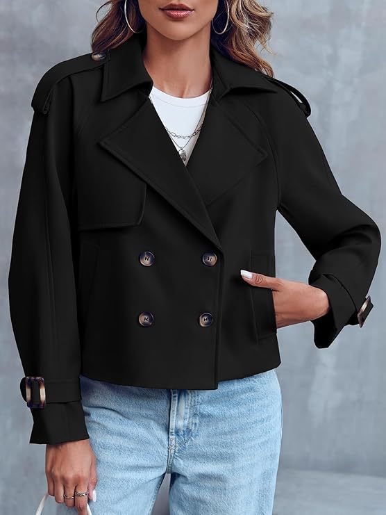 Basierend auf aktuellen Modetrends und klassischen Doppelreiher-Trenchcoat-Designs.
