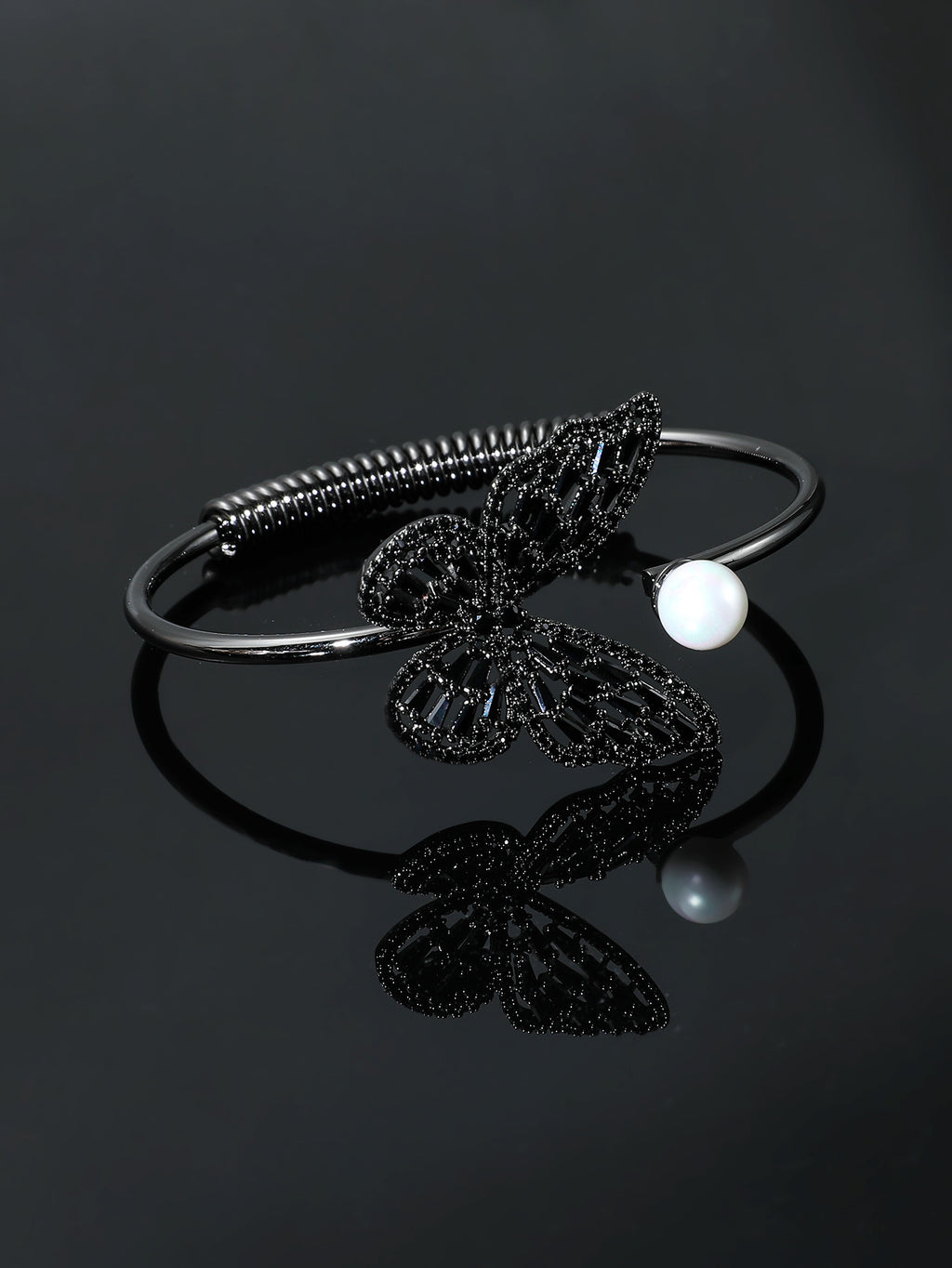 Women's fashion, openwork vintage bracelet