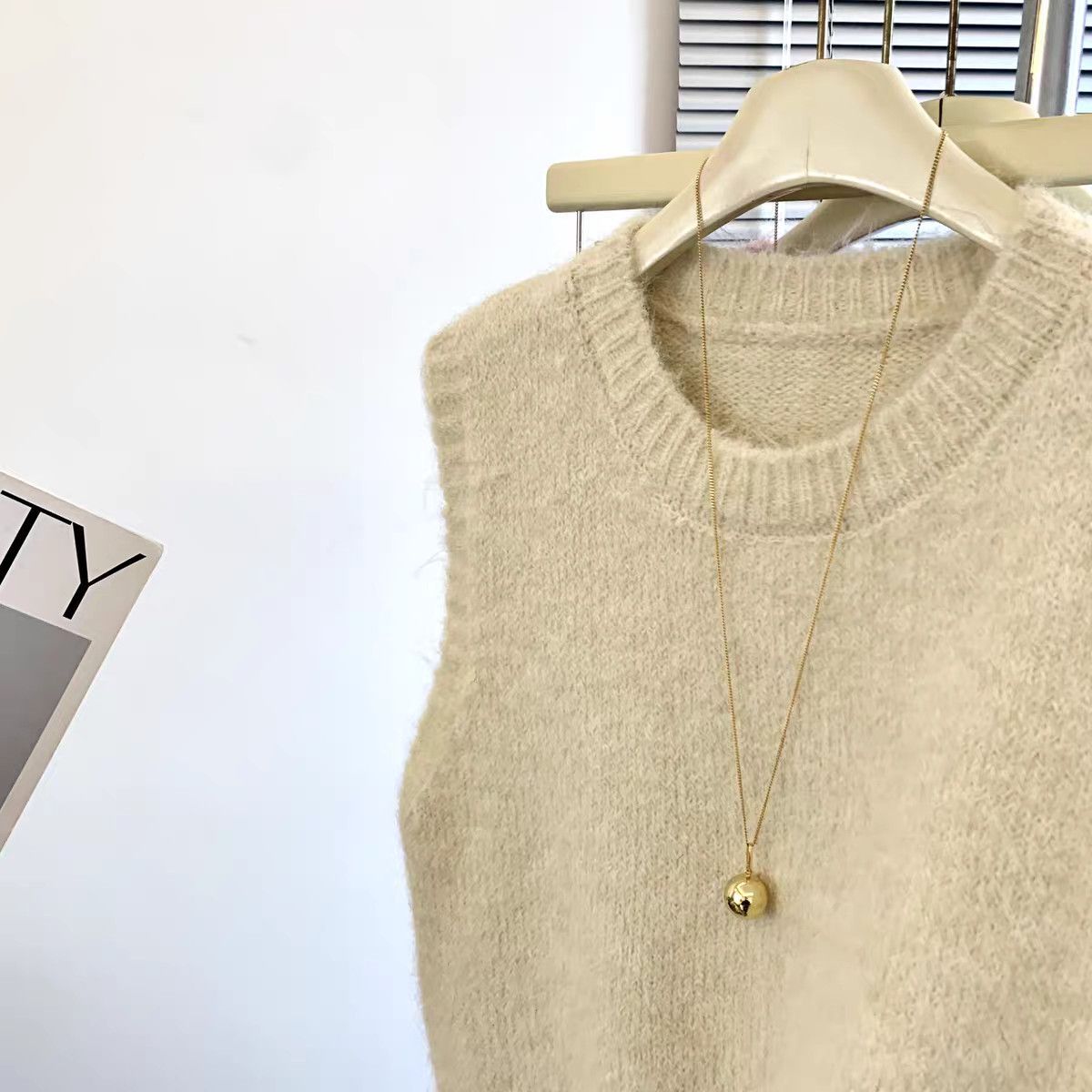 Damen Strickweste mit Rüschen – Einfarbig, Weich & Femininer Stil