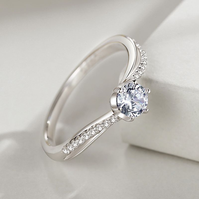 Eleganter 925 Sterling Silber Ring mit gedrehter Fassung & Zirkonstein