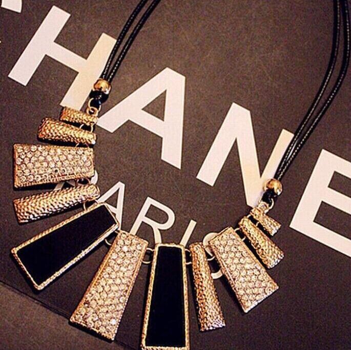 Extravagant Geometric Necklace – Matte Design with Leather Cord in Statement Style