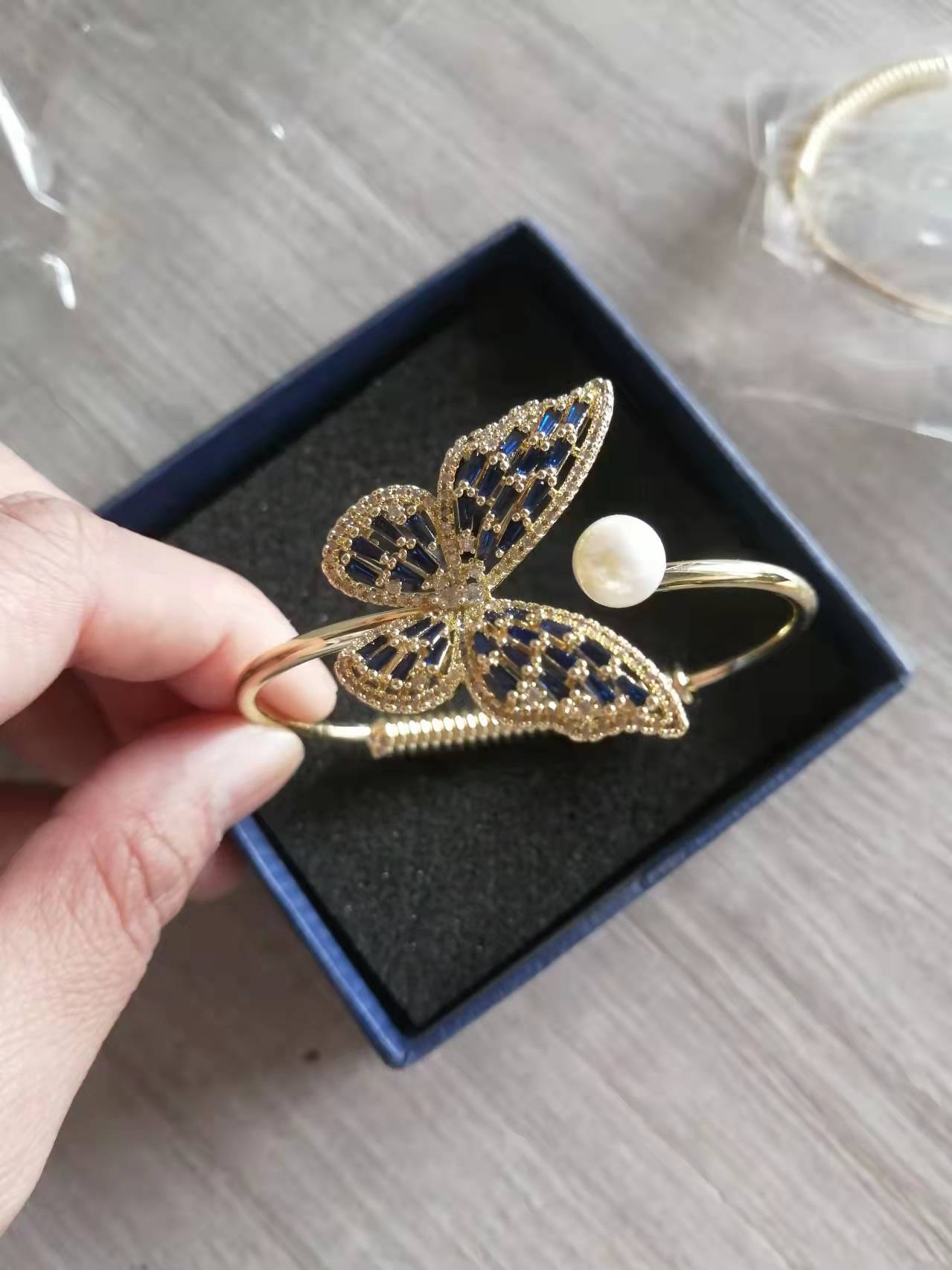 Women's fashion, openwork vintage bracelet