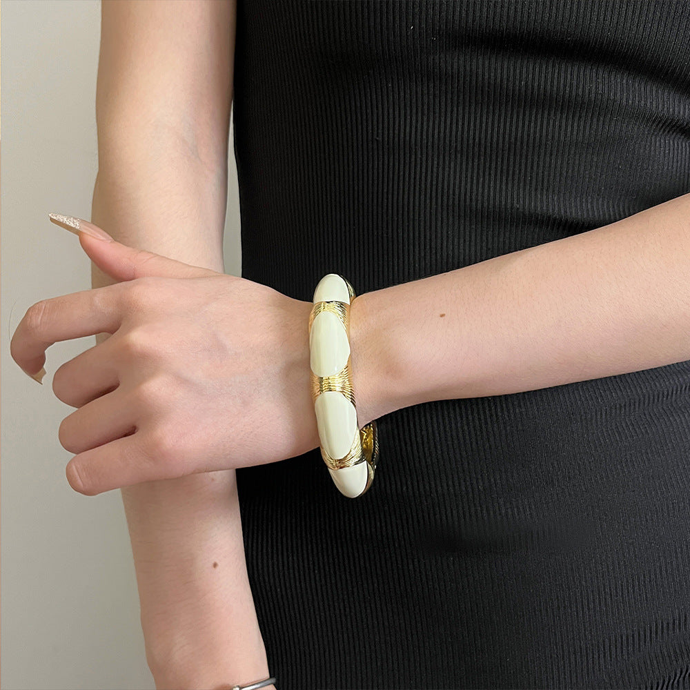Französisches Retro-Ovalarmband mit Tropfenform aus schwarzem Gold und Emaille, exklusiv und stilvoll.