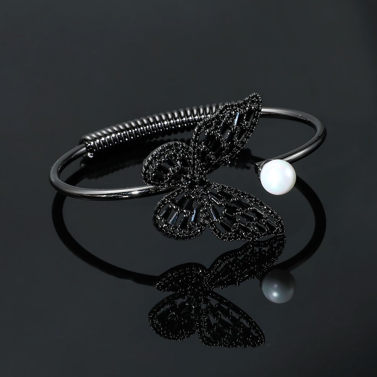 Women's fashion, openwork vintage bracelet