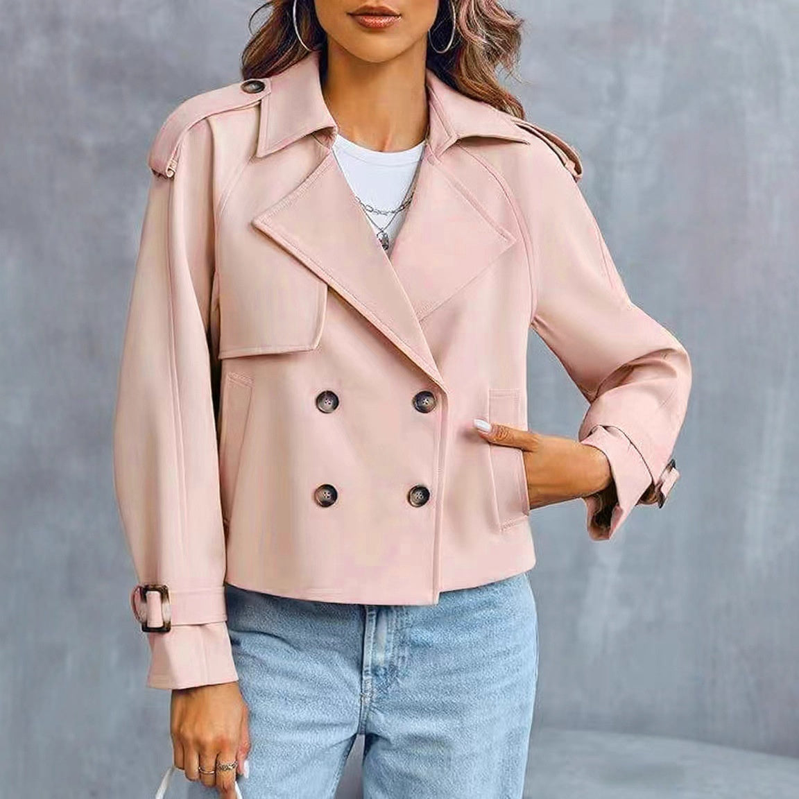 Basierend auf aktuellen Modetrends und klassischen Doppelreiher-Trenchcoat-Designs.