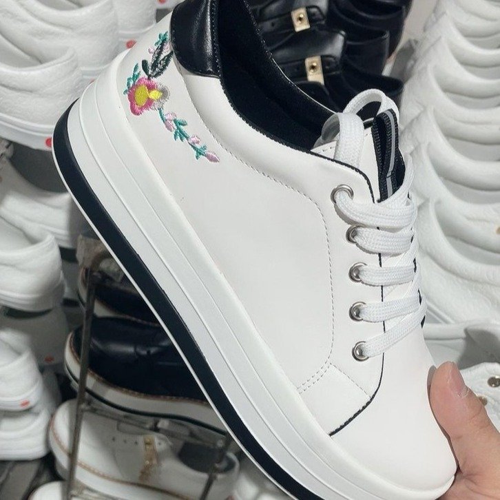 Damen Plateau Sneaker Blumenstickerei – Stilvolle Fashion Schuhe