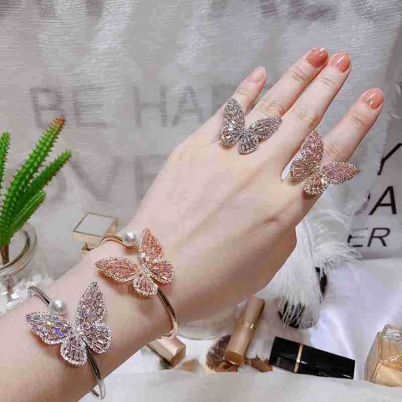 Women's fashion, openwork vintage bracelet