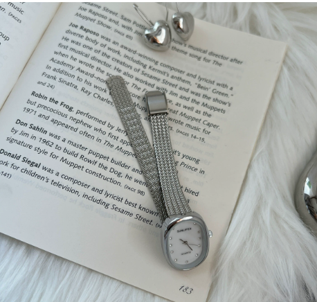 Ladies' Oval Gold Quartz Watch with Small Dial - Elegant Watch