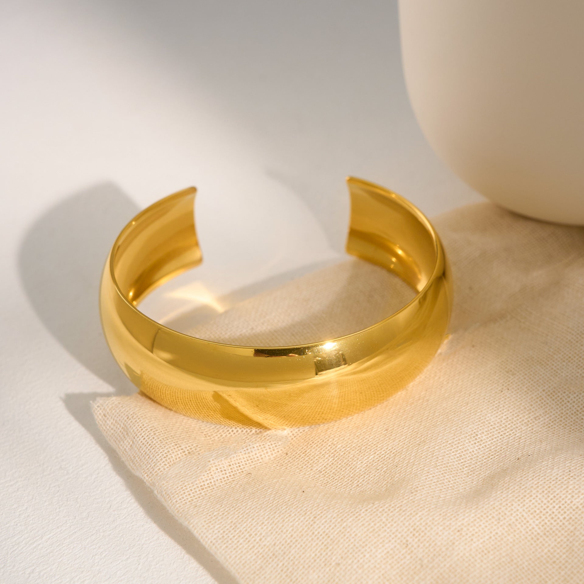 Damenarmband aus Titanstahl mit fein polierter Oberfläche