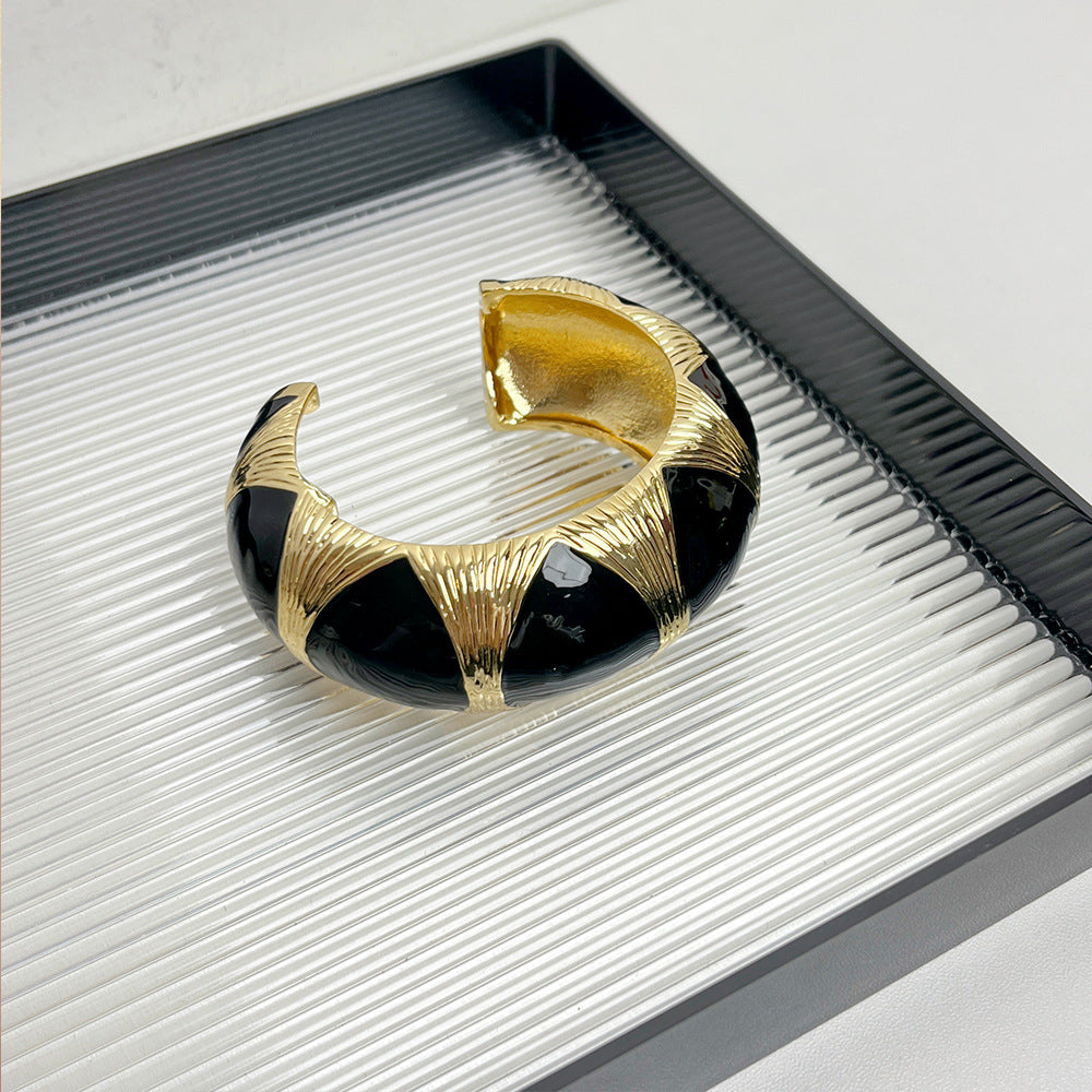 Französisches Retro-Ovalarmband mit Tropfenform aus schwarzem Gold und Emaille, exklusiv und stilvoll.