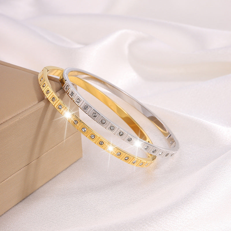Europäisches und amerikanisches Armband aus Edelstahl mit farbechten quadratischen Diamanten