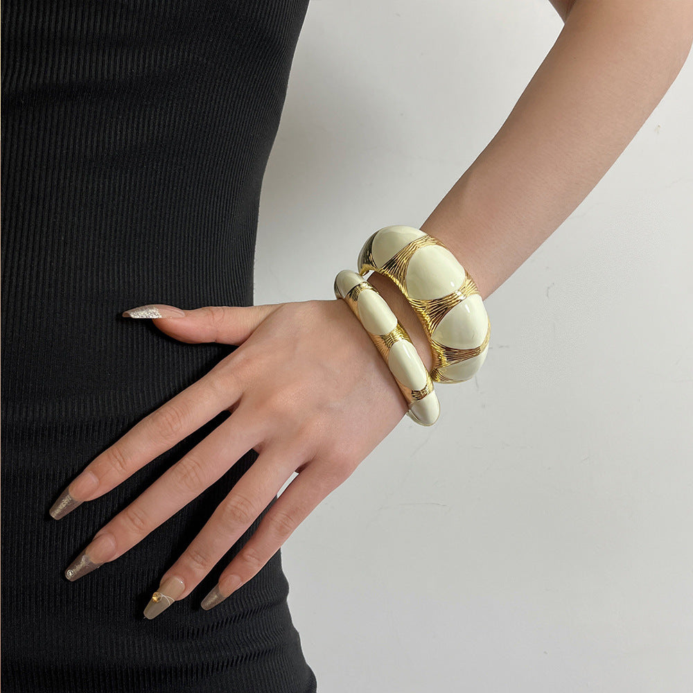 Französisches Retro-Ovalarmband mit Tropfenform aus schwarzem Gold und Emaille, exklusiv und stilvoll.
