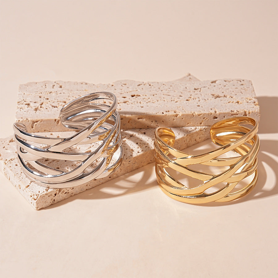 Fashionable multi-layered shiny bracelet with geometric pattern for women
