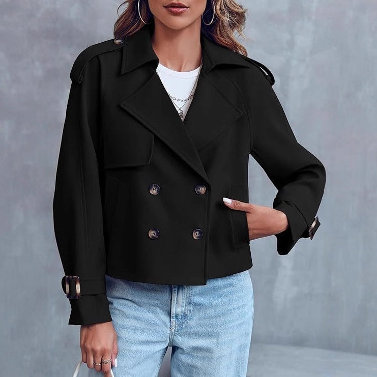 Basierend auf aktuellen Modetrends und klassischen Doppelreiher-Trenchcoat-Designs.