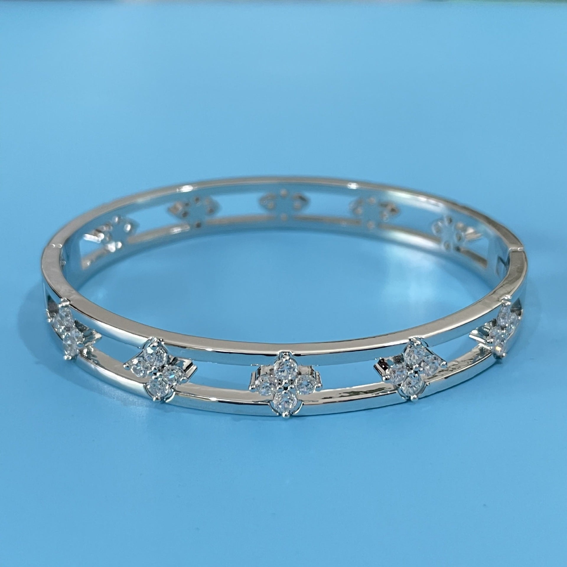 Simple, hollow European and American style women's bracelet