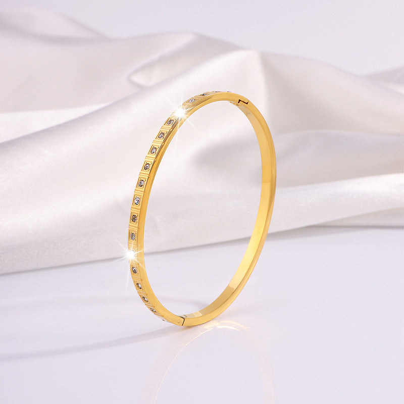 Europäisches und amerikanisches Armband aus Edelstahl mit farbechten quadratischen Diamanten