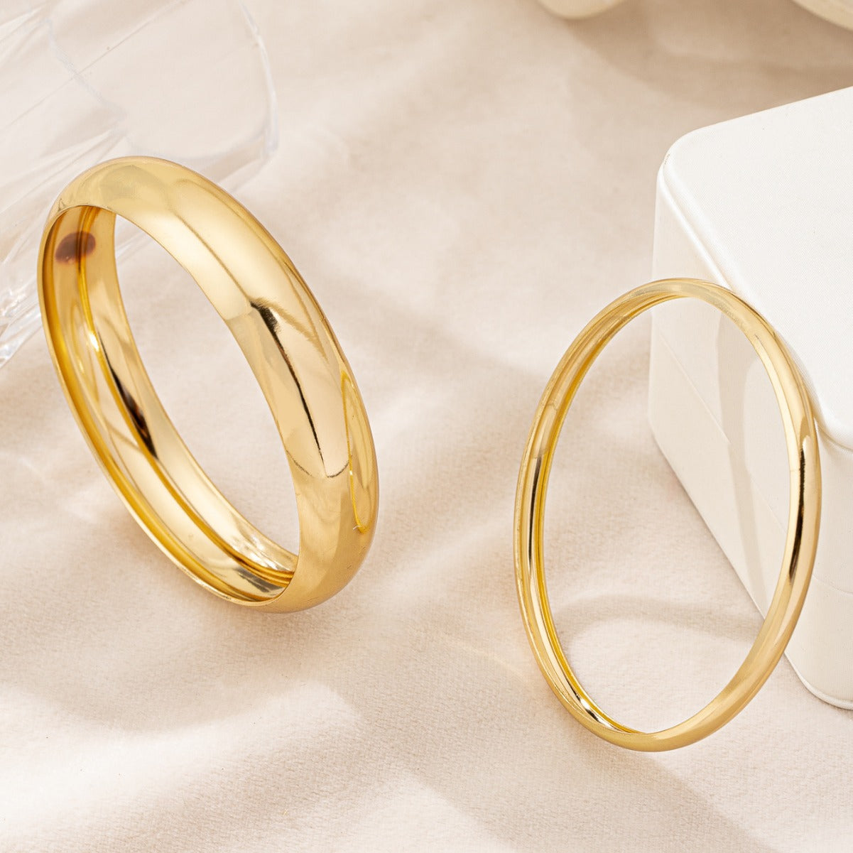 Extravagant Minimalist Traditional High-Gloss Bracelet