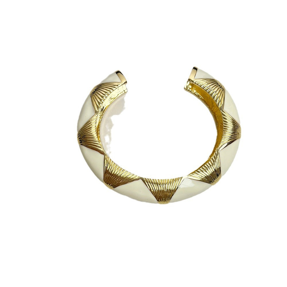 Französisches Retro-Ovalarmband mit Tropfenform aus schwarzem Gold und Emaille, exklusiv und stilvoll.
