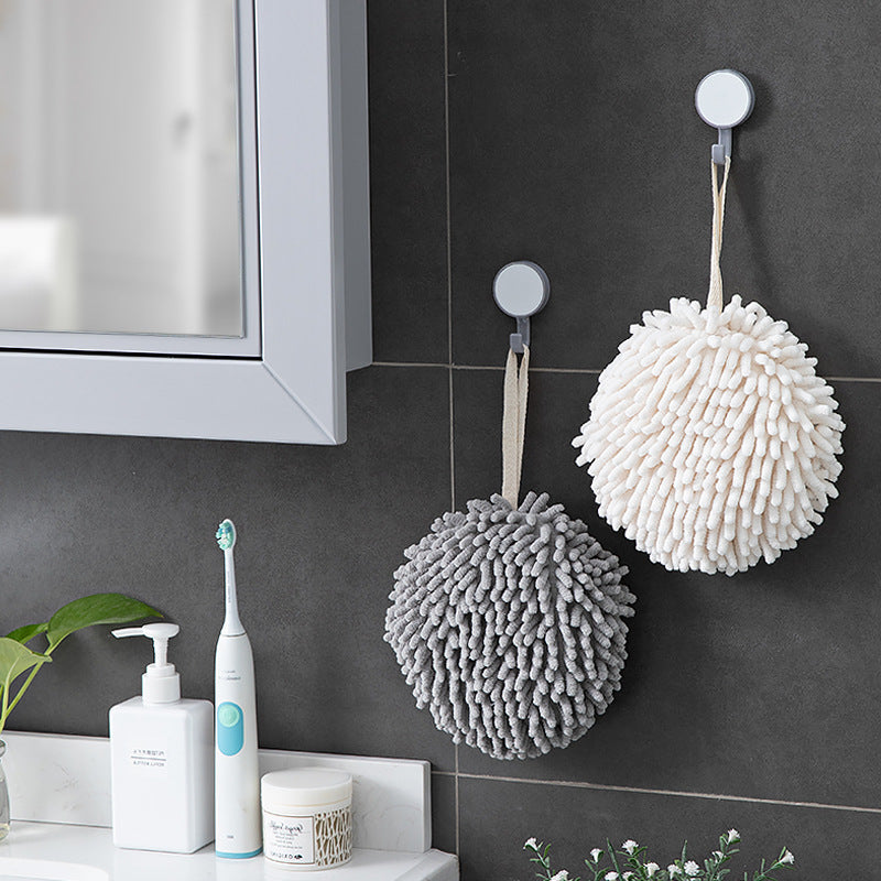 The kitchen and bathroom absorb water and wipe handball