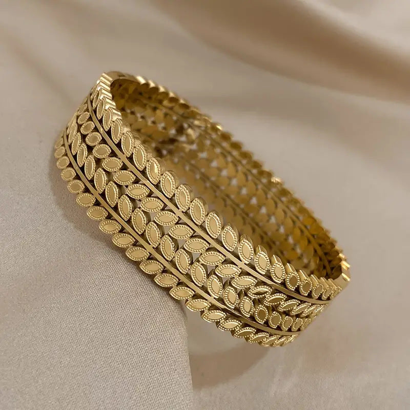 Einzigartiges, weit zu öffnendes Edelstahlarmband im Bohème-Stil mit Blattmotiv